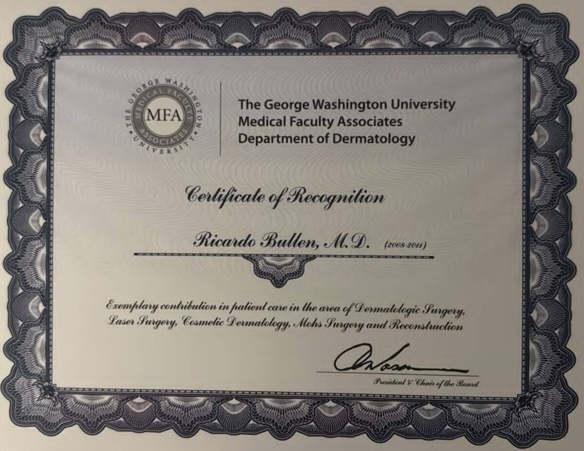 Certificado de reconocimiento del Departamento de Dermatología de The George Washington University Medical Faculty Associates al Dr. Ricardo Bullen (2008–2011) por su contribución en cirugía dermatológica, cirugía de Mohs y reconstrucción