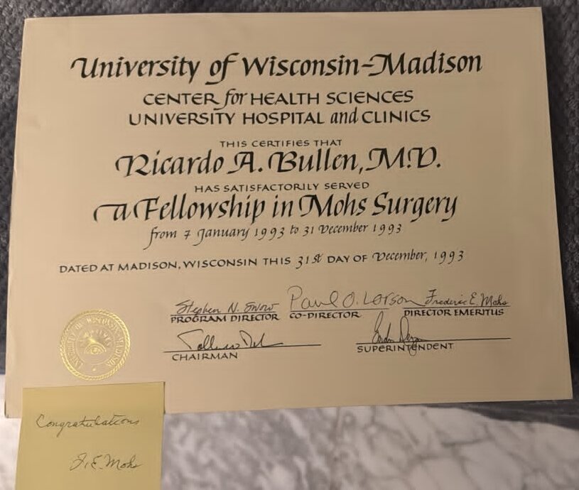 Certificado de la University of Wisconsin–Madison que acredita al Dr. Ricardo A. Bullen por su fellowship en cirugía de Mohs (1993), firmado por el Dr. Frederic E. Mohs, con su nota manuscrita de felicitación